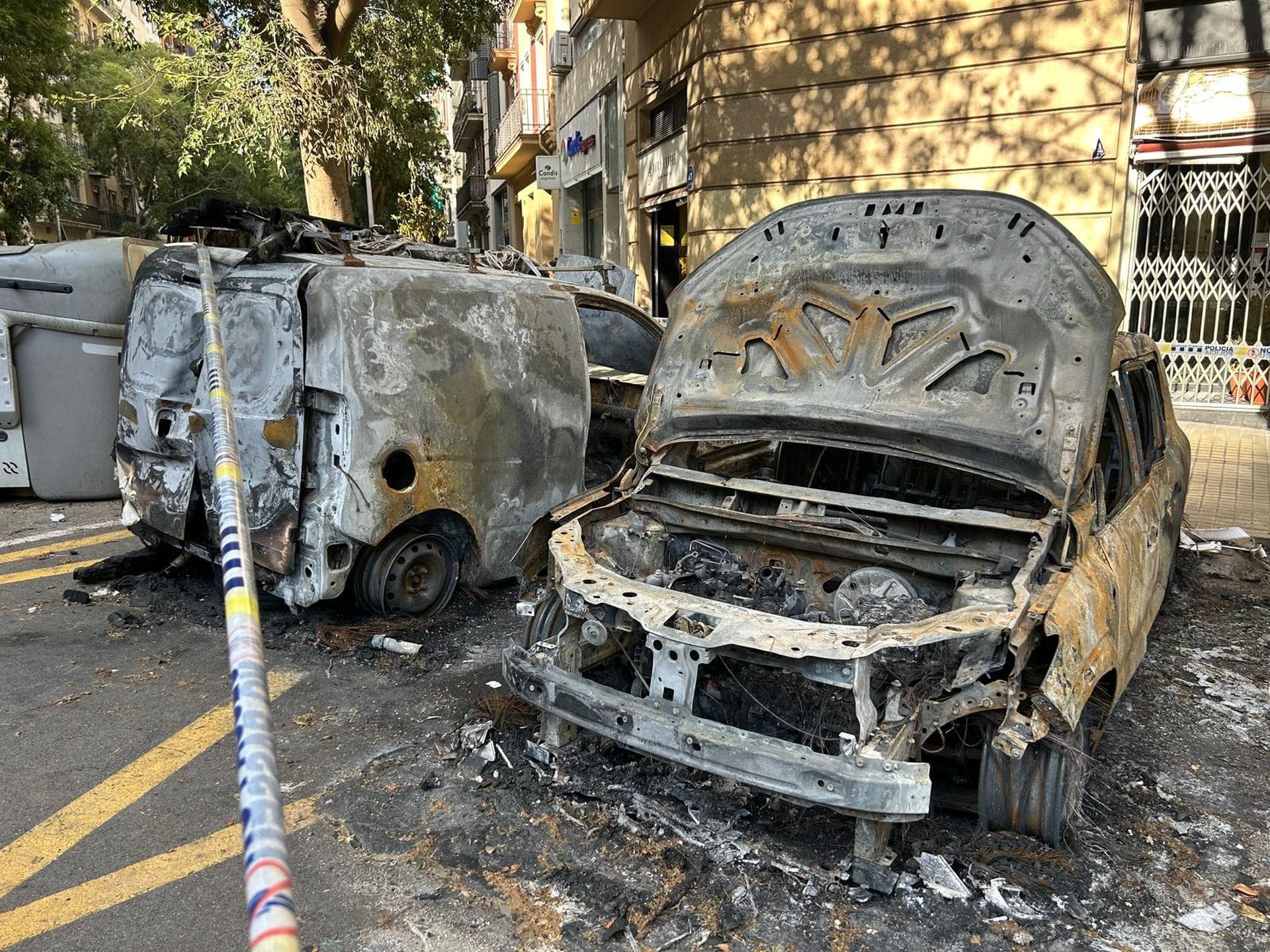 Cotxes cremats al barri de la Sagrada Família