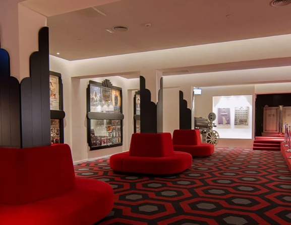 El cinema Phenomena subhasta la seva història: butaques, cartells i objectes icònics surten a la venda