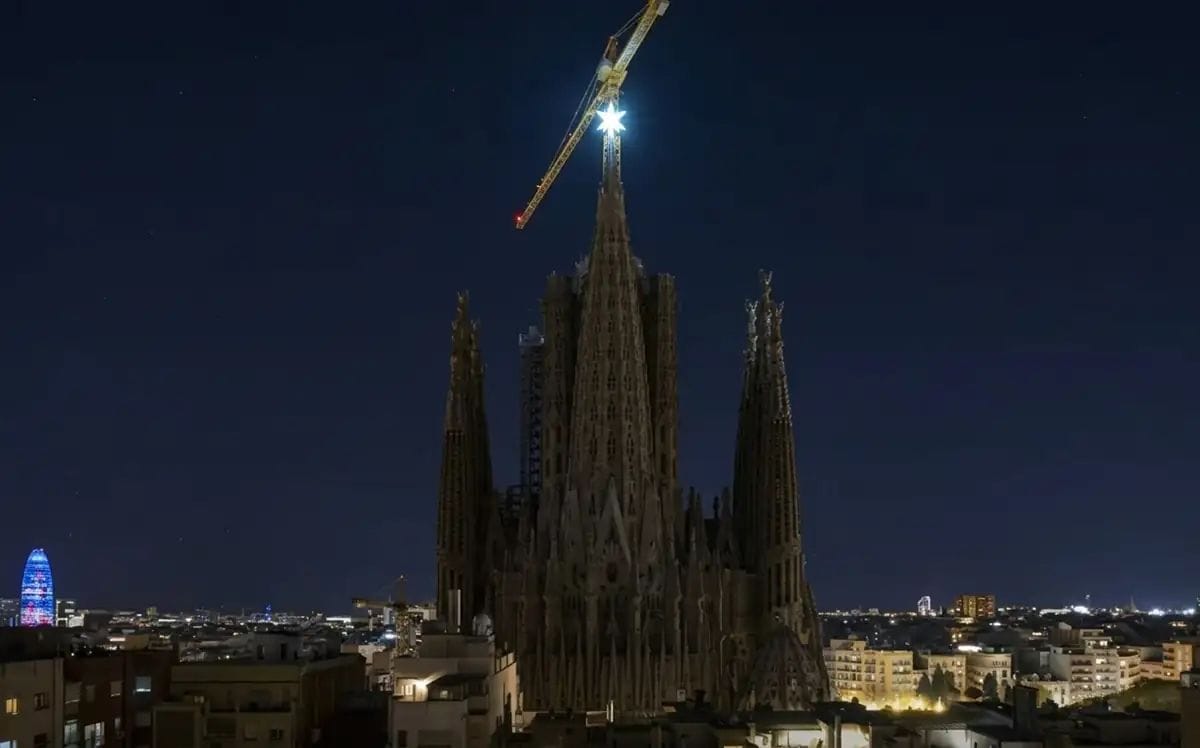 La Sagrada Família apaga les seves llums i se suma a l'Hora del Planeta