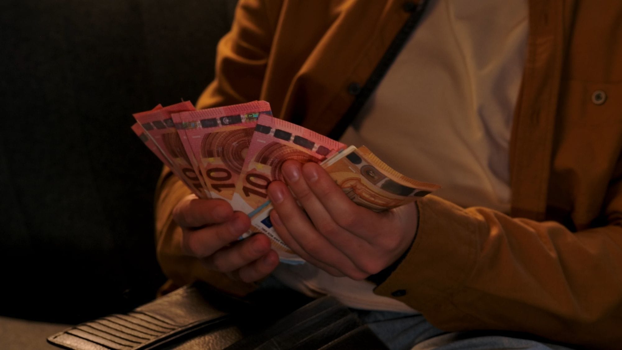 Barcelona estrena ajuda de 733 € al mes per a joves que encara viuen amb els seus pares