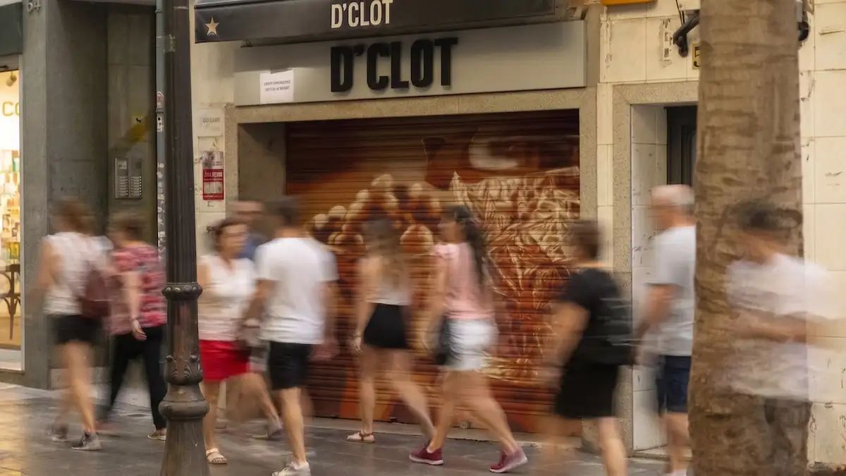 El Clot converteix les persianes dels seus comerços en una ruta d'art urbà