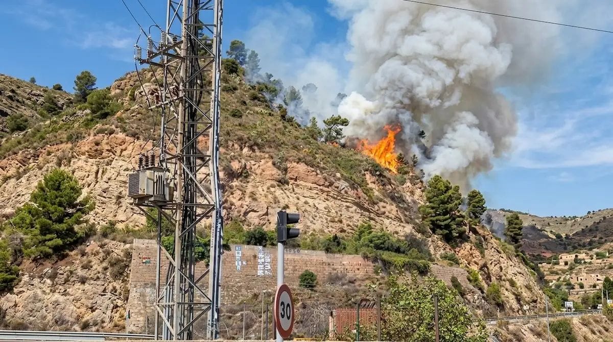 Un incendi a Montjuïc obliga a confinar el castell i tancar el telecabina