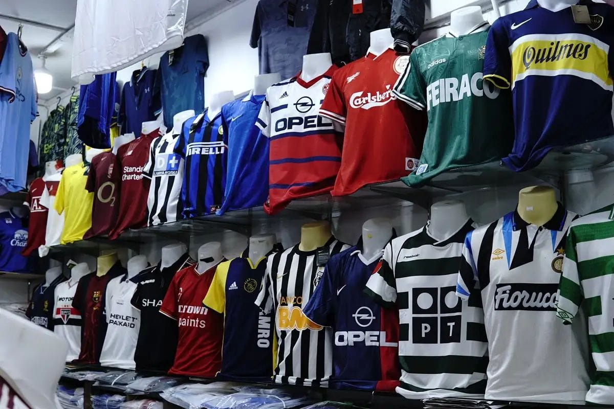 El Clásico llega con moda retro: camisetas históricas desde 30 € en Barcelona