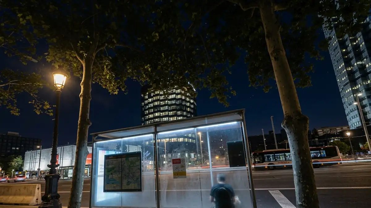 Las paradas de bus de la Diagonal cambian para reducir el caos diario