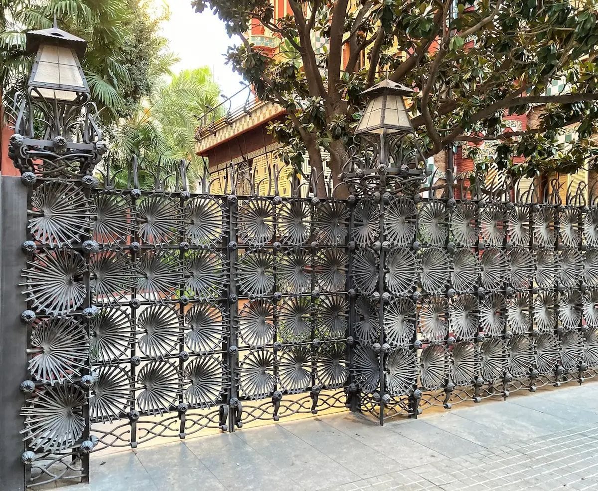 Casa Vicens obre el seu jardí per Santa Rita amb roses solidàries a Gràcia
