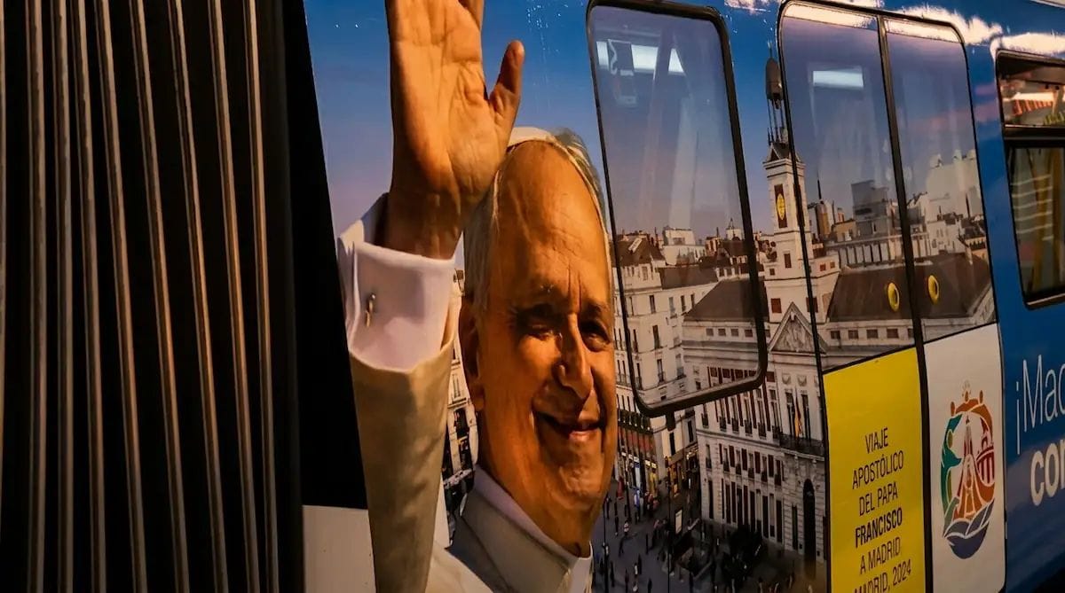 La imagen del Papa León XIV en un tren del Metro de Madrid