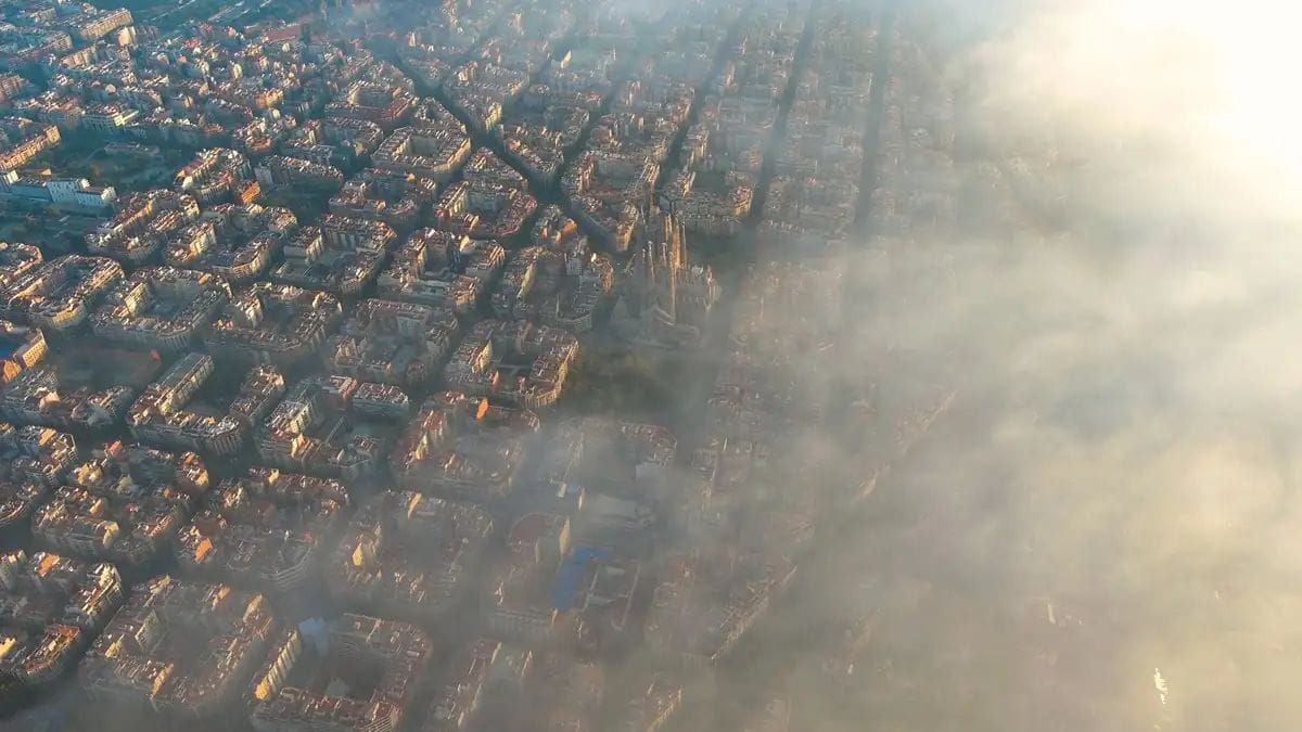 Barcelona es desperta entre boires i vent fort: així serà dijous