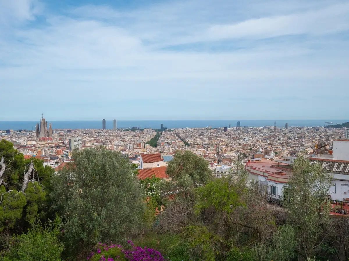 Veïns de Gràcia s'organitzen davant un desnonament i l'auge del coliving