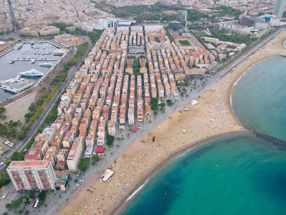 La Barceloneta i Poblenou demanen mesures urgents davant la pressió turística