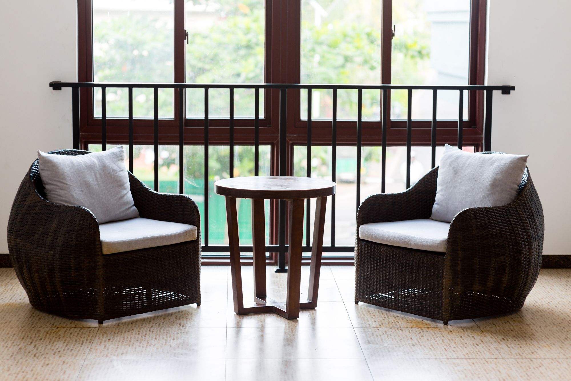 Cientos hacen cola para comprar muebles de hotel de lujo en Barcelona antes de su reforma