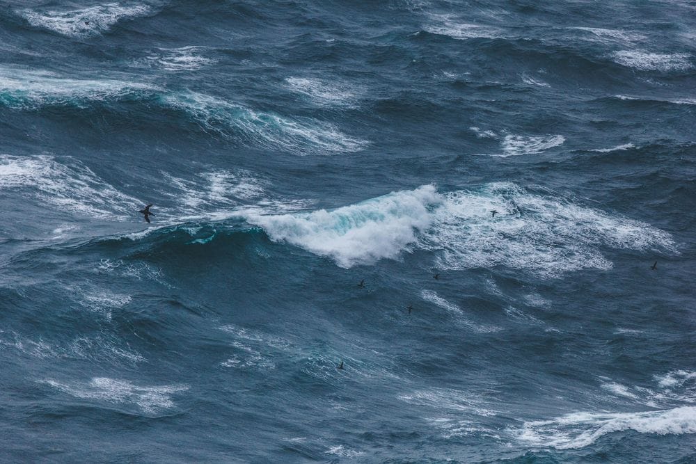 Sant Esteve arranca con temporal extremo: olas gigantes, lluvias y viento en Barcelona