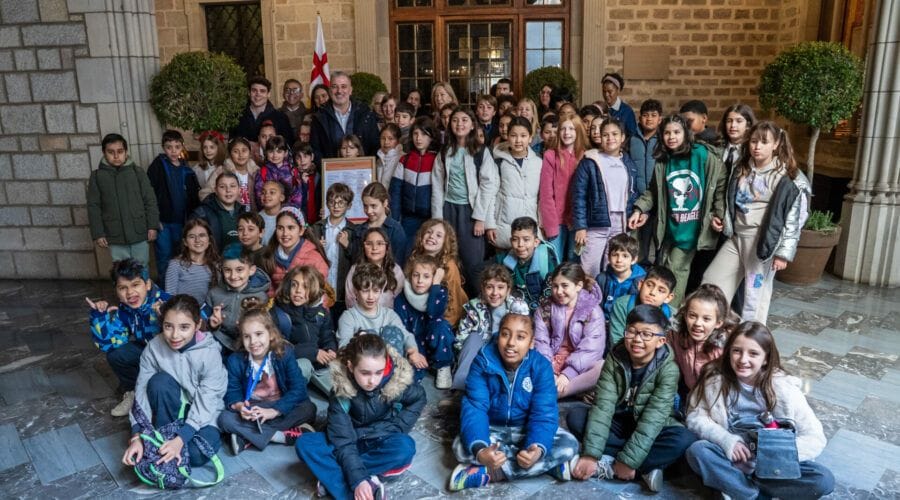Més de 700 nens omplen Sant Jaume per exigir el seu dret a família a Barcelona