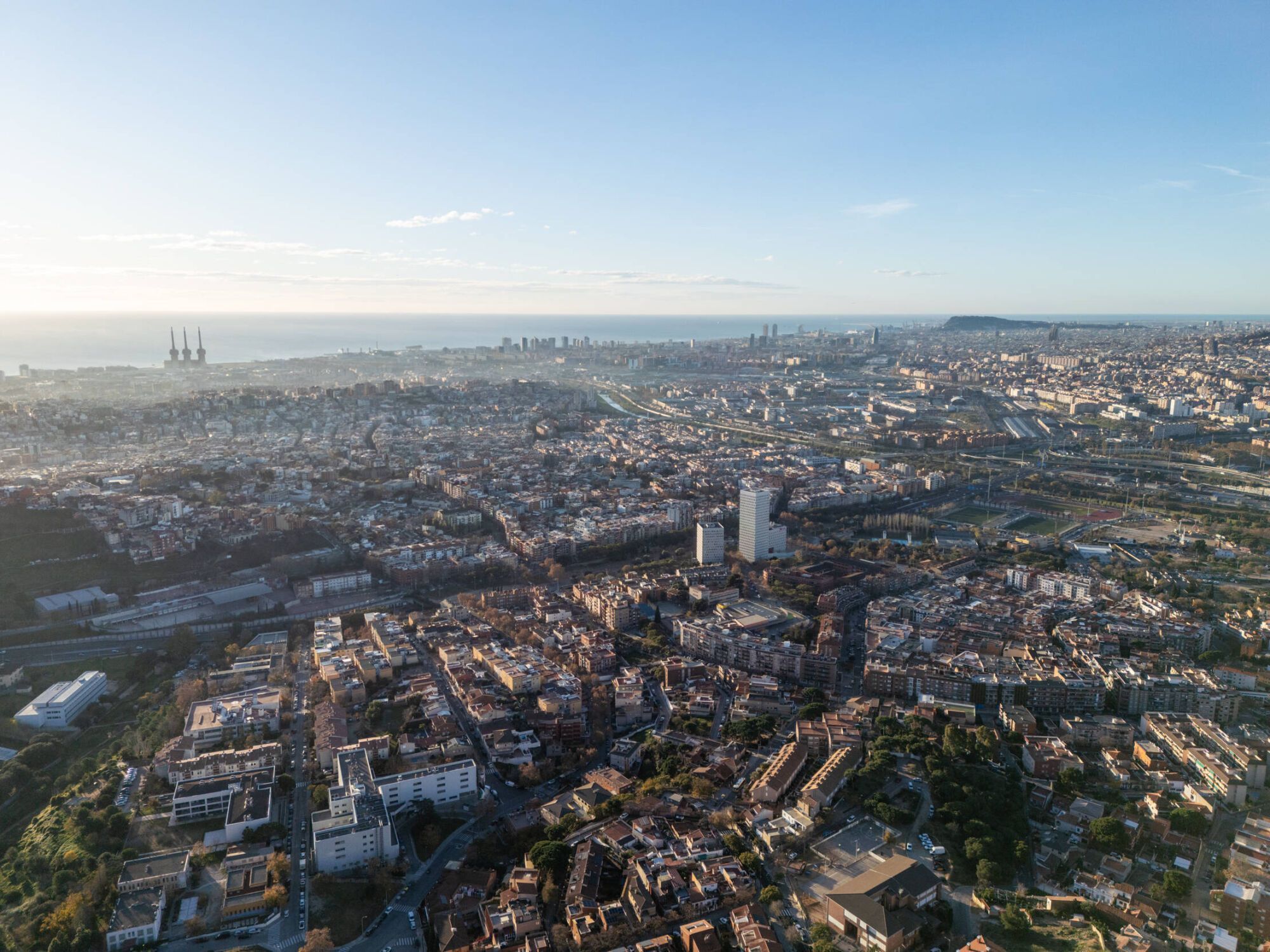 Vistas aérea del área metropolitana de Barcelona desde Santa Coloma de Gramenet.