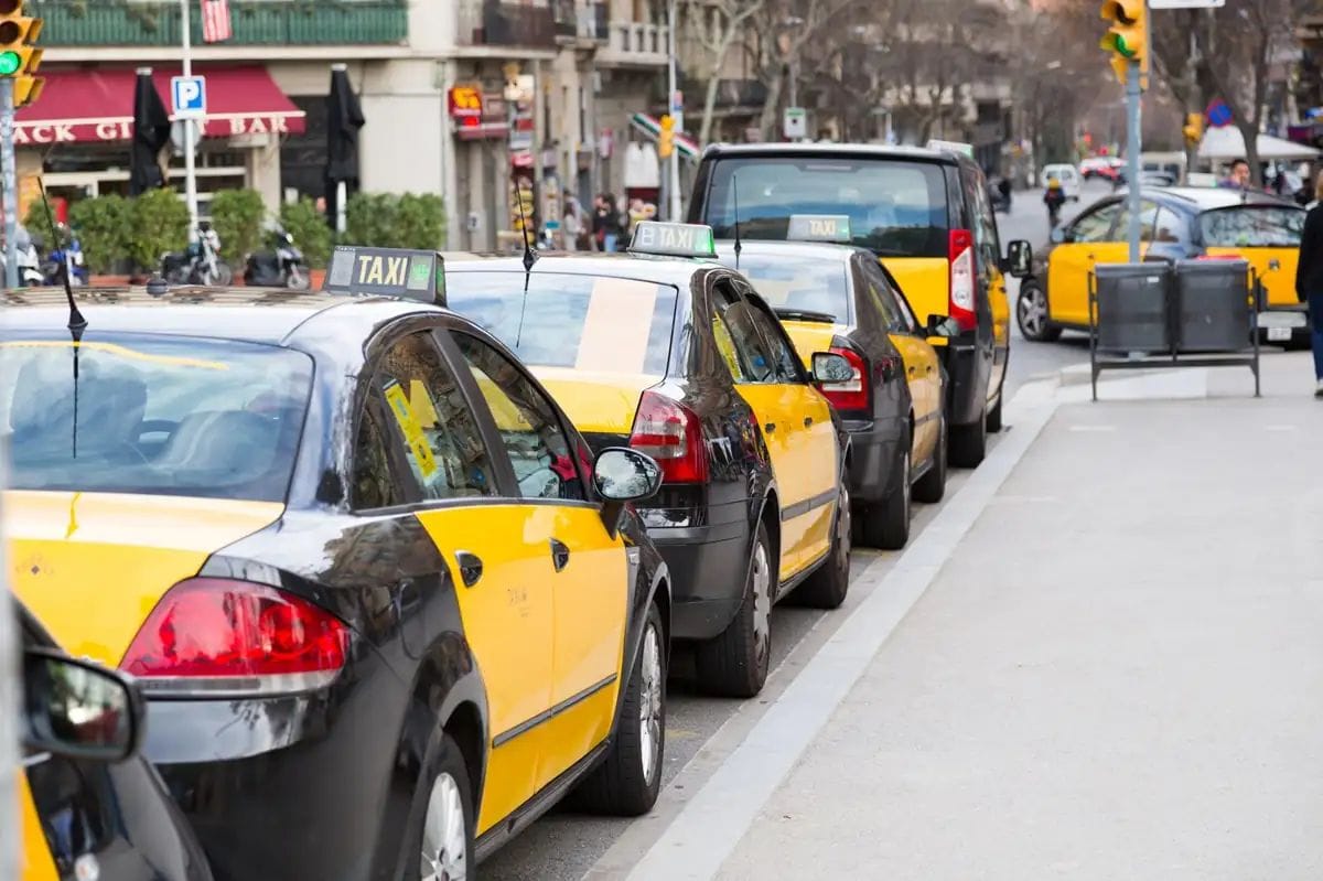 La llei del taxi avança entre crítiques i dubtes sobre el futur d'Uber i Cabify
