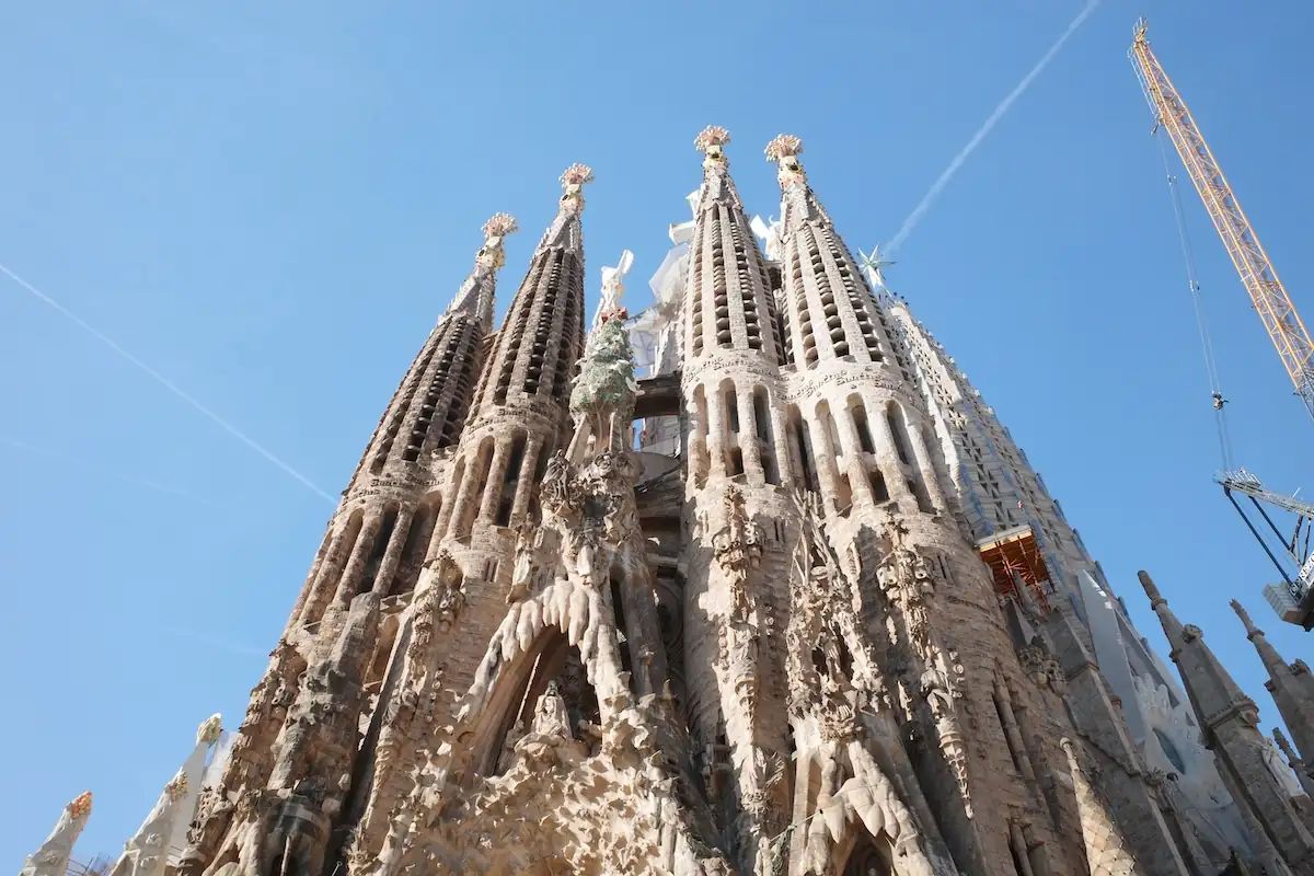 Salvador Illa sorprèn amb un selfi al costat de Bad Bunny a la Sagrada Família