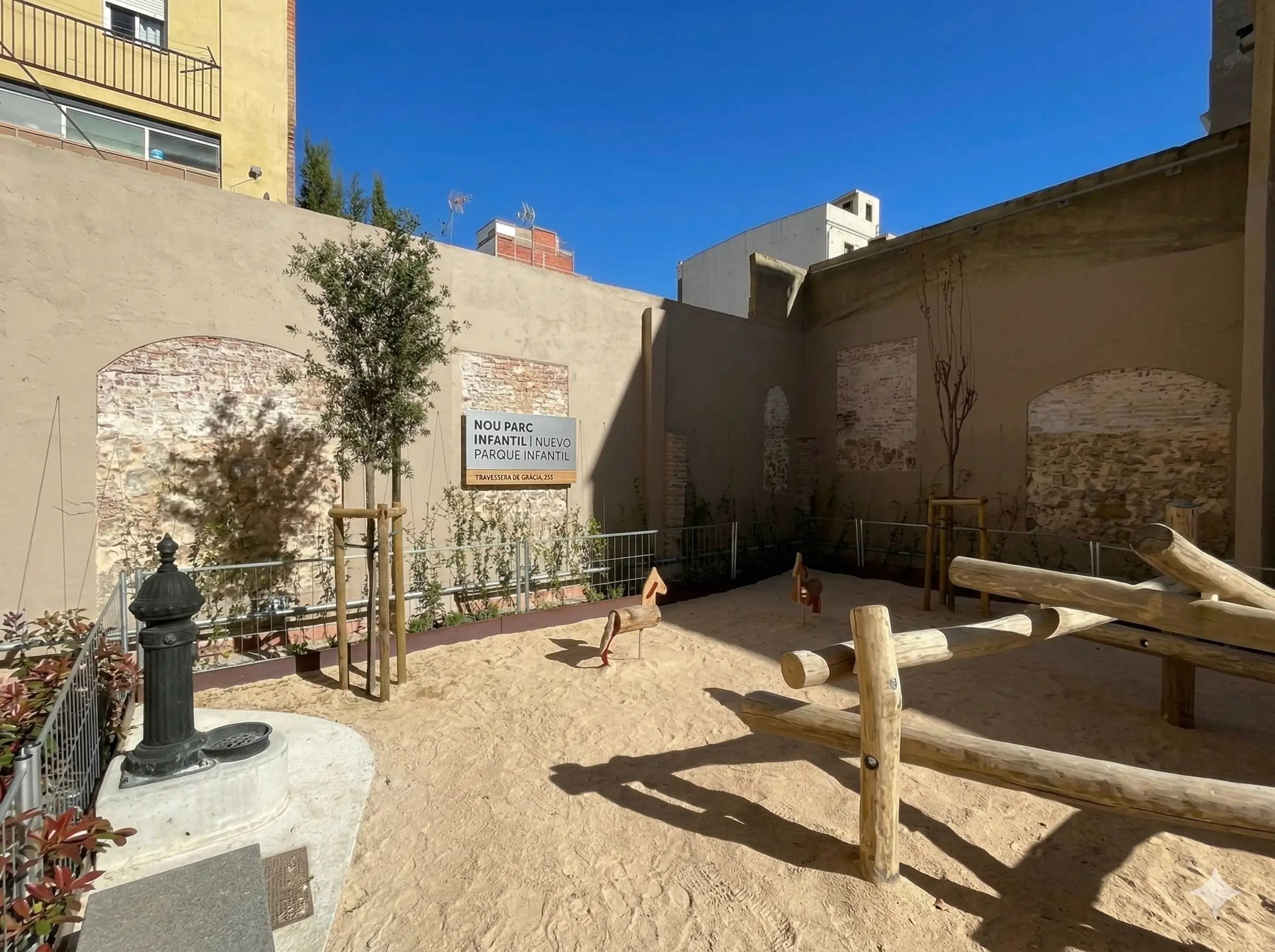 Travessera de Gràcia reabre un espacio degradado como parque infantil accesible y con nueva vegetación