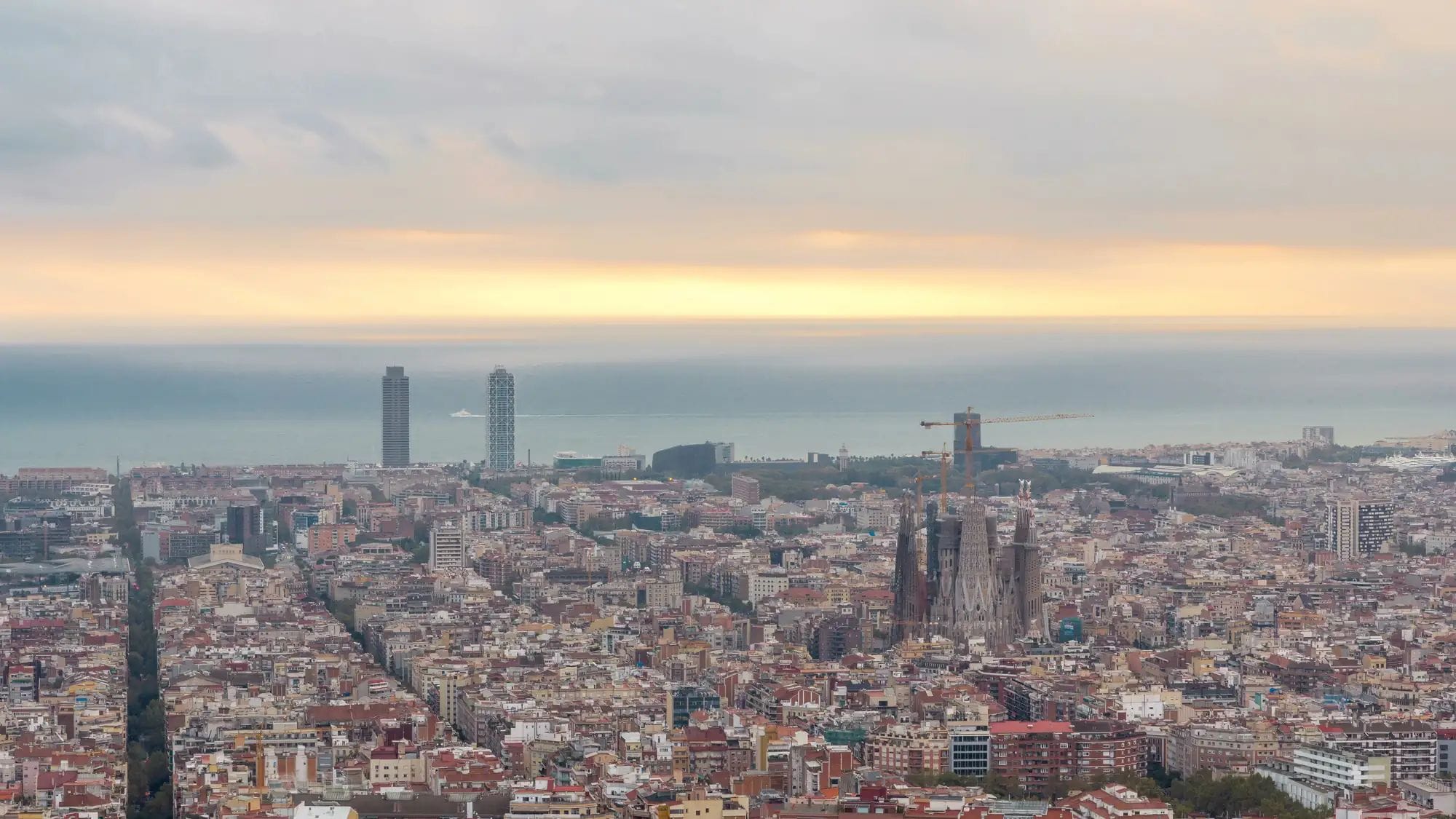 El 49 % dels barcelonins treballa lluny del seu barri: així canvia la ciutat