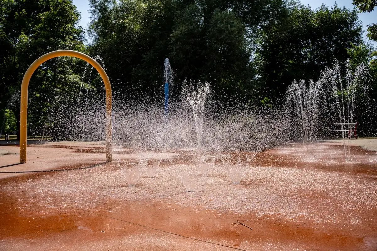 Barcelona duplica sus zonas de juegos de agua para niños este verano