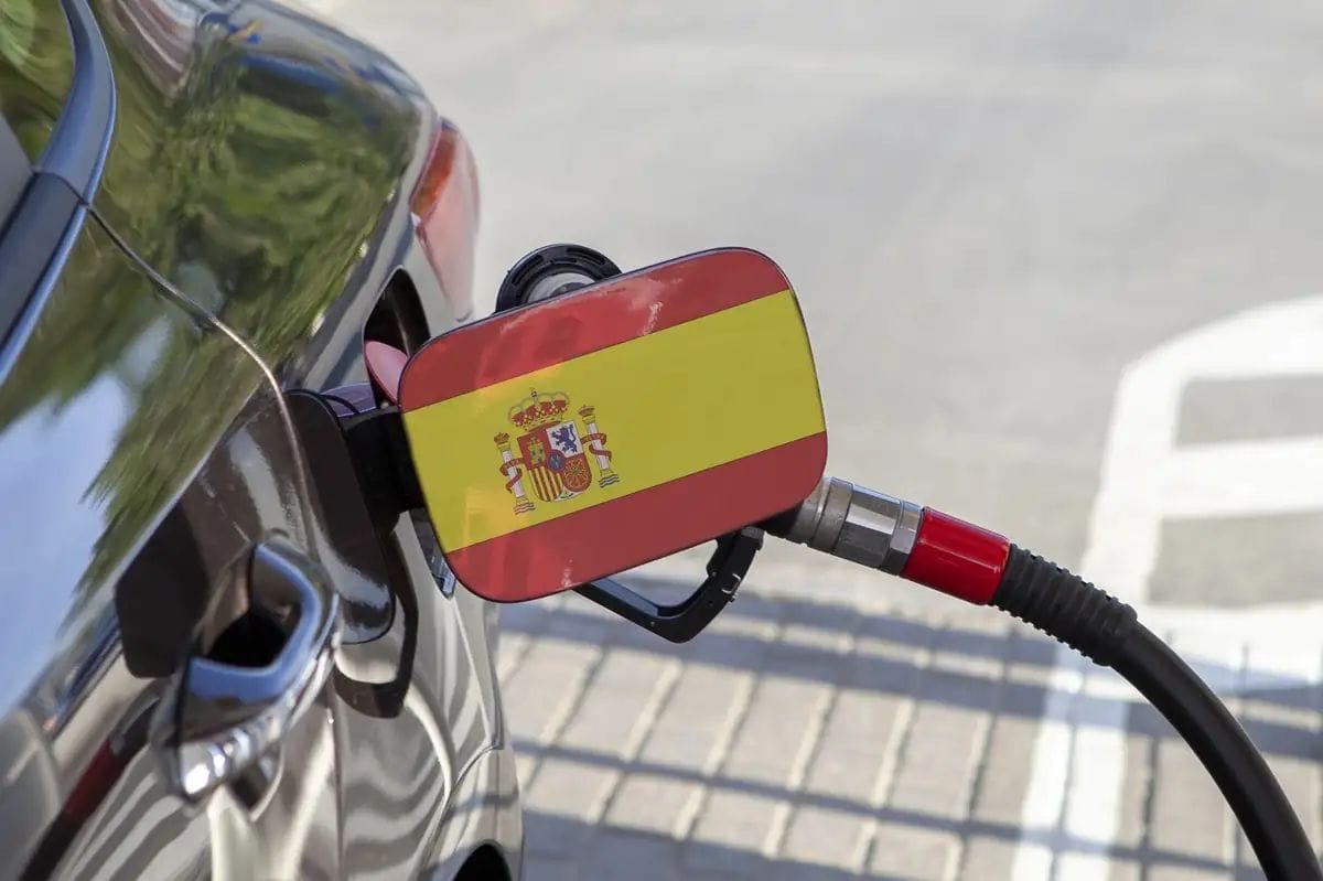 Espanya allibera reserves de petroli per frenar el preu de la gasolina