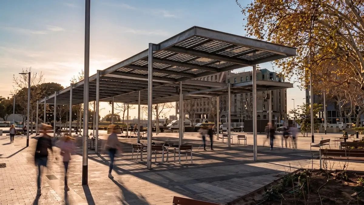 Barcelona estrena una gran pèrgola solar que donarà llum a tres equipaments municipals