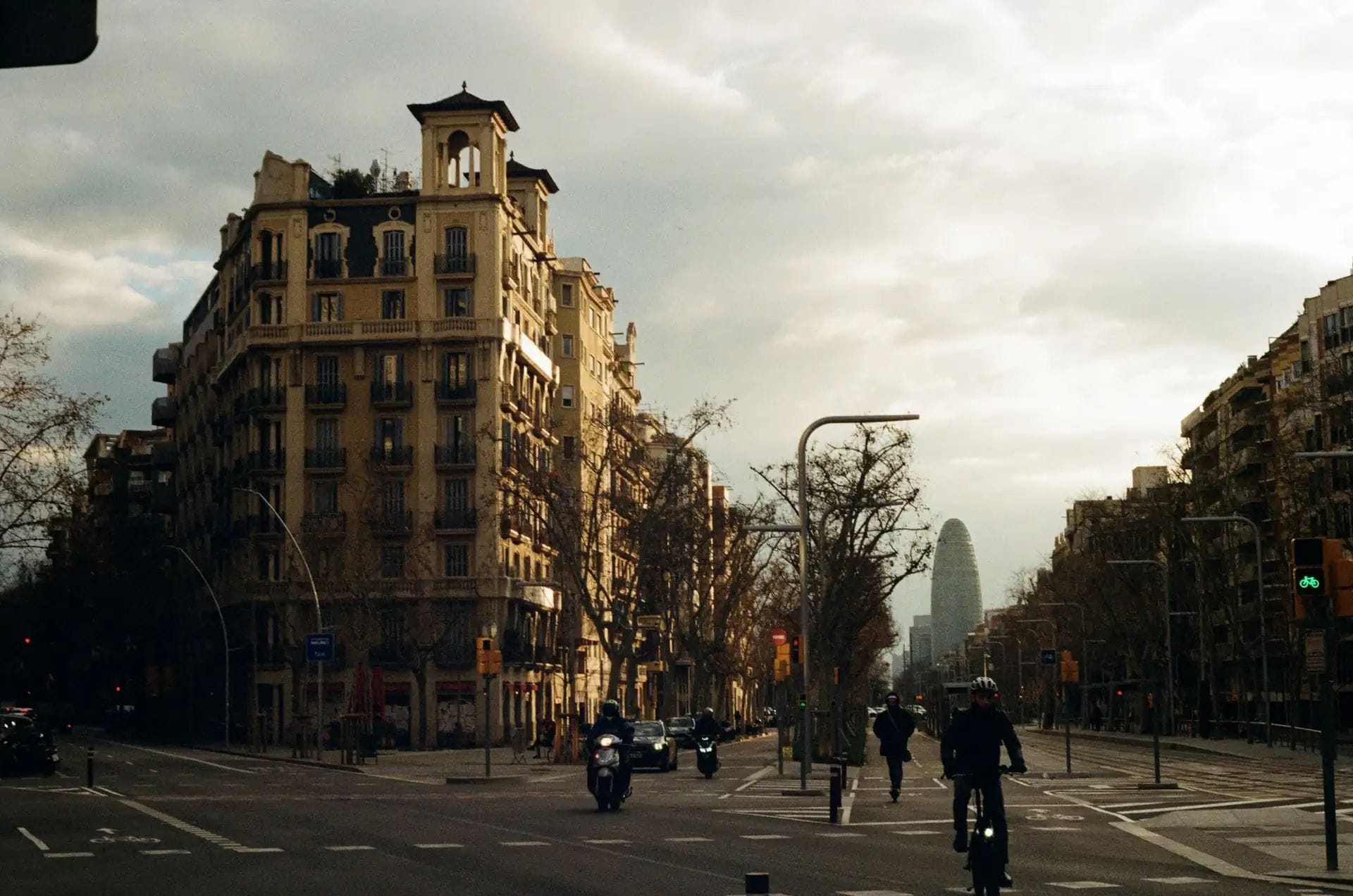 Barcelona arrenca la setmana entre boires i temperatures inusualment altes