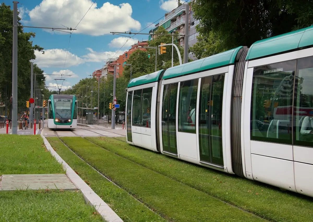 Barcelona provarà filtres tèrmics a les finestres del tram contra la calor