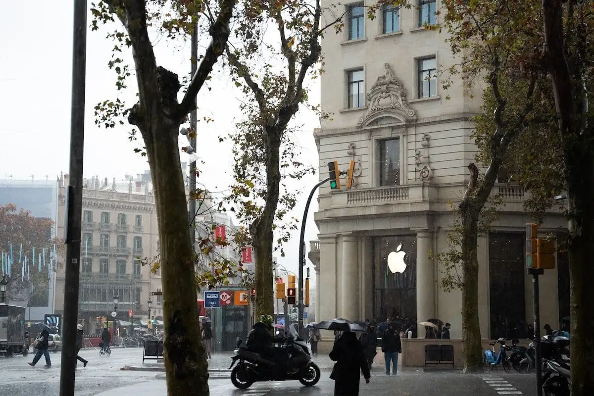 La Apple Store de Passeig de Gràcia reobre amb un nou disseny després de més de tres mesos d'obres