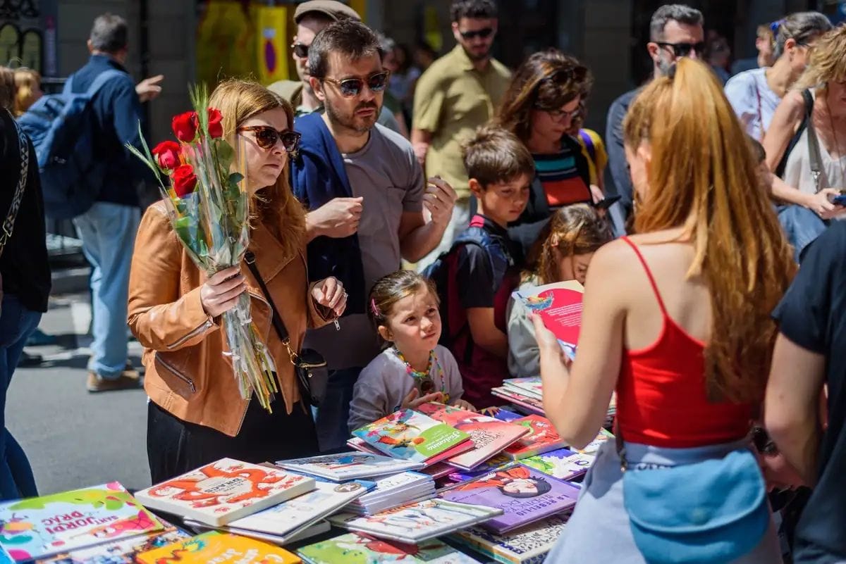Per què regalar un llibre i una rosa defineix el dia més especial a Barcelona
