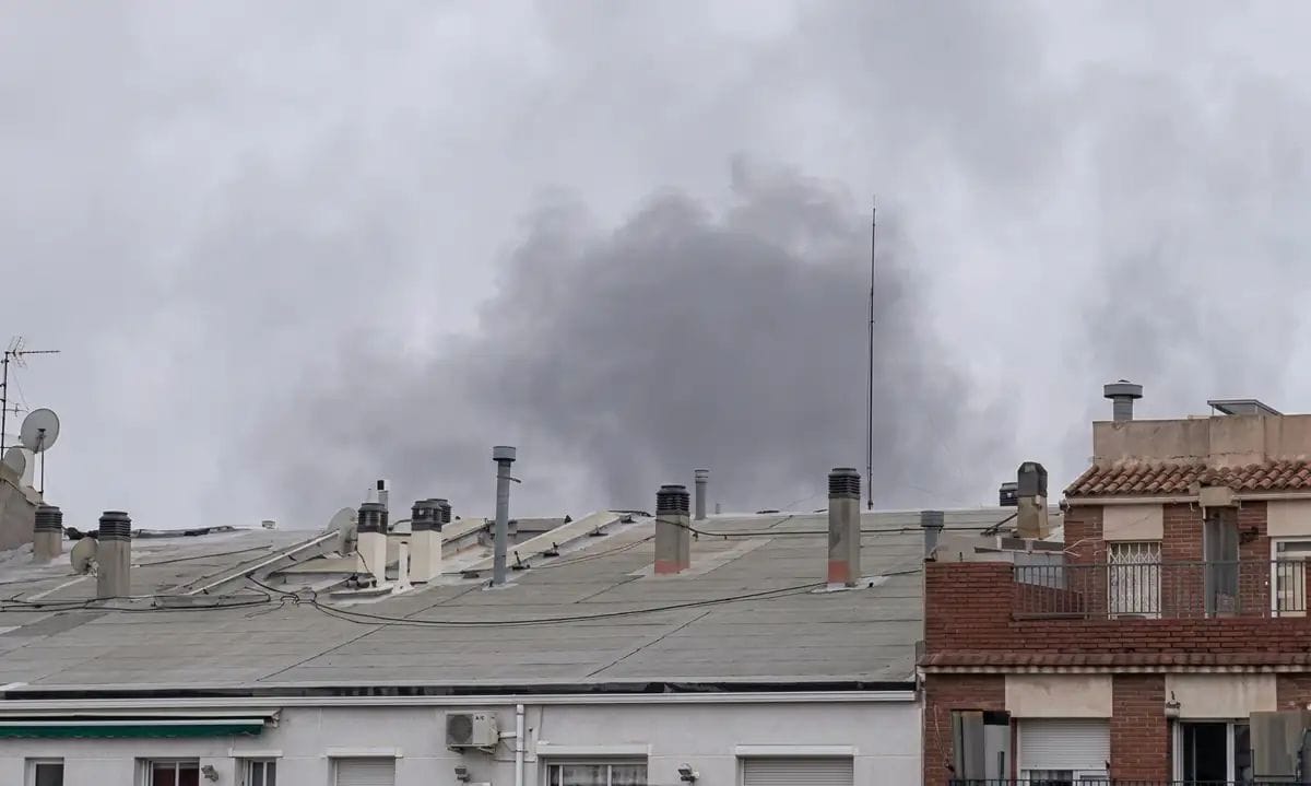 Atès un treballador per un incendi a la terrassa d'un hotel junt a la plaça Catalunya de Barcelona