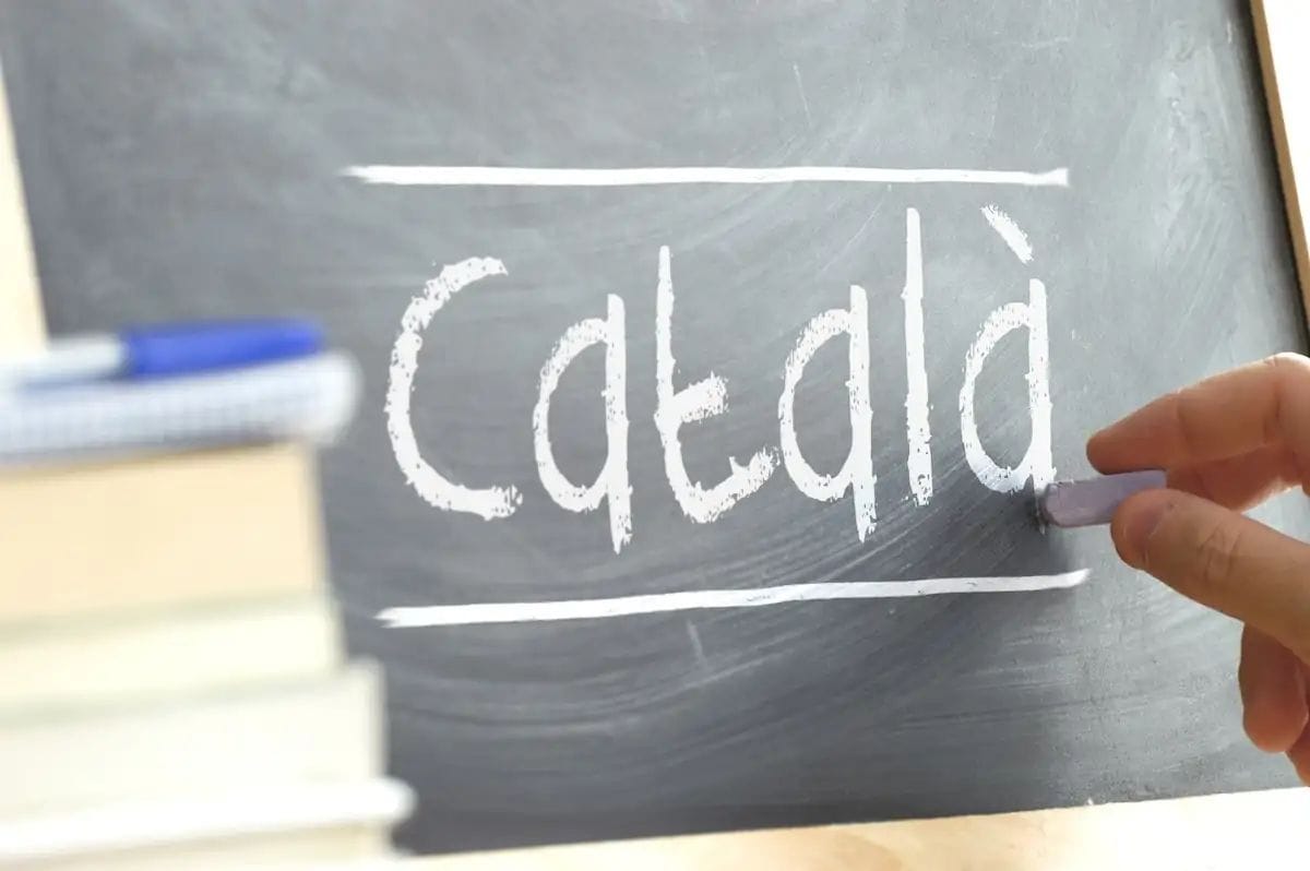 Barcelona impulsa cursos de catalán para jóvenes recién llegados