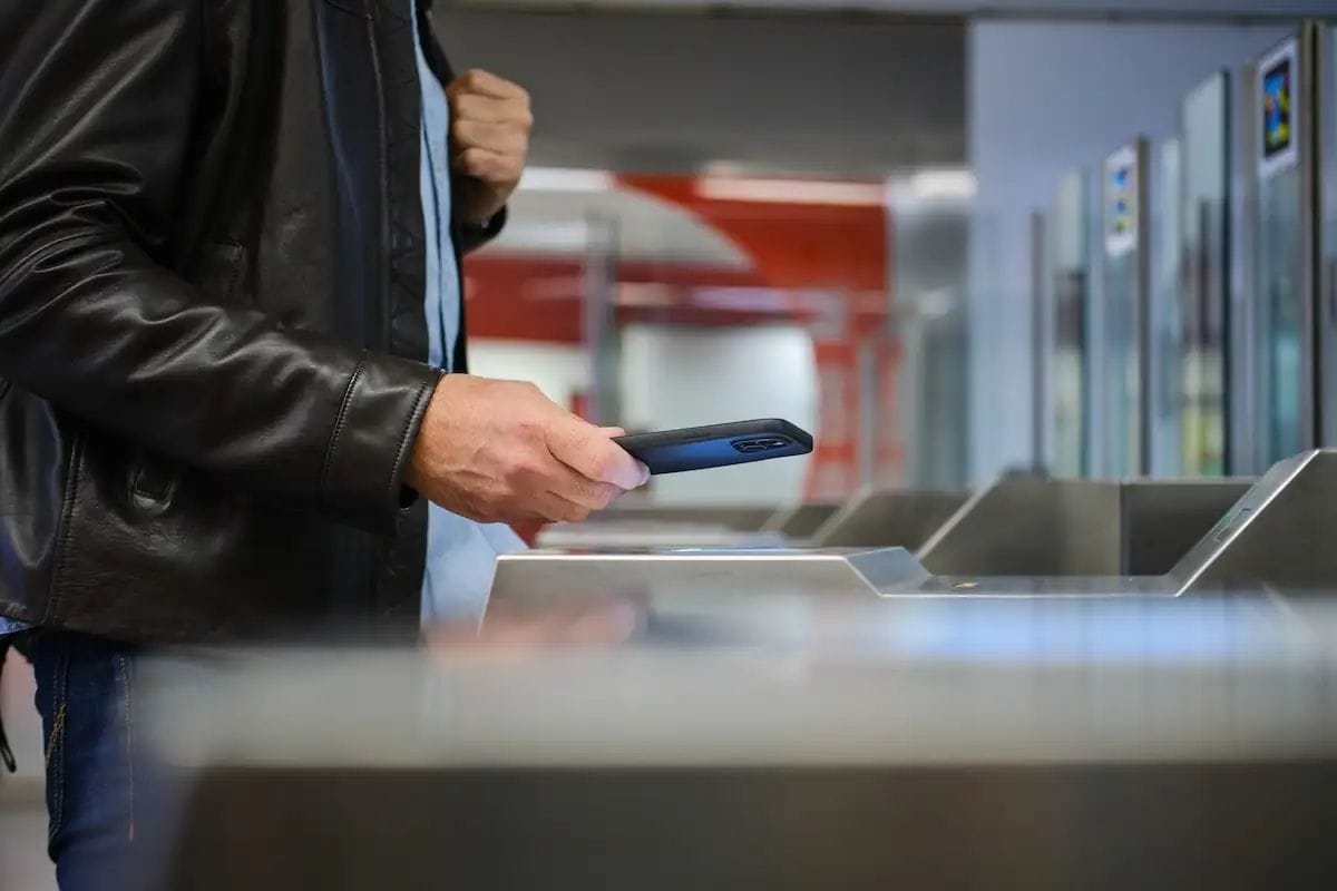 Barcelona prepara el pagament directe amb targeta en el transport públic per al 2027