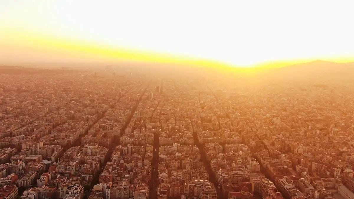 Barcelona afronta otro día de calor intenso y bochorno