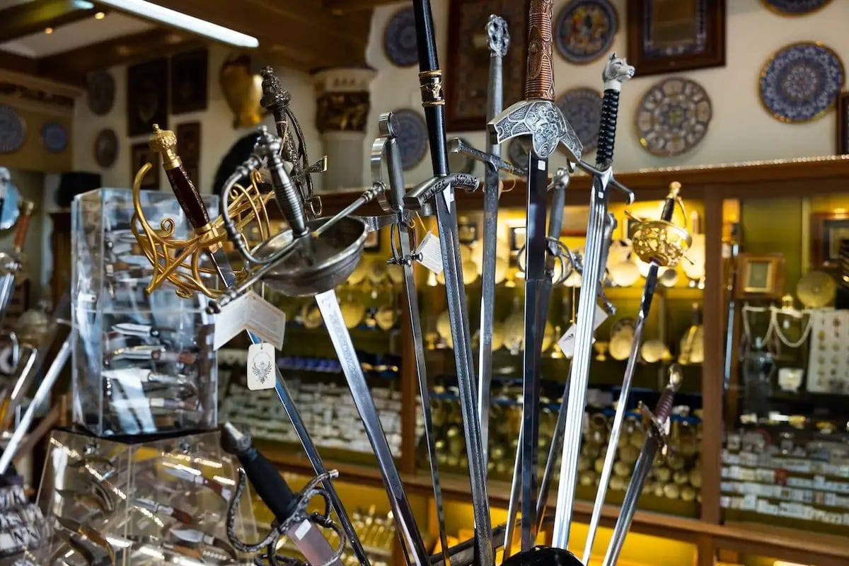 Experts demanen frenar la venda fàcil d'armes blanques a Barcelona