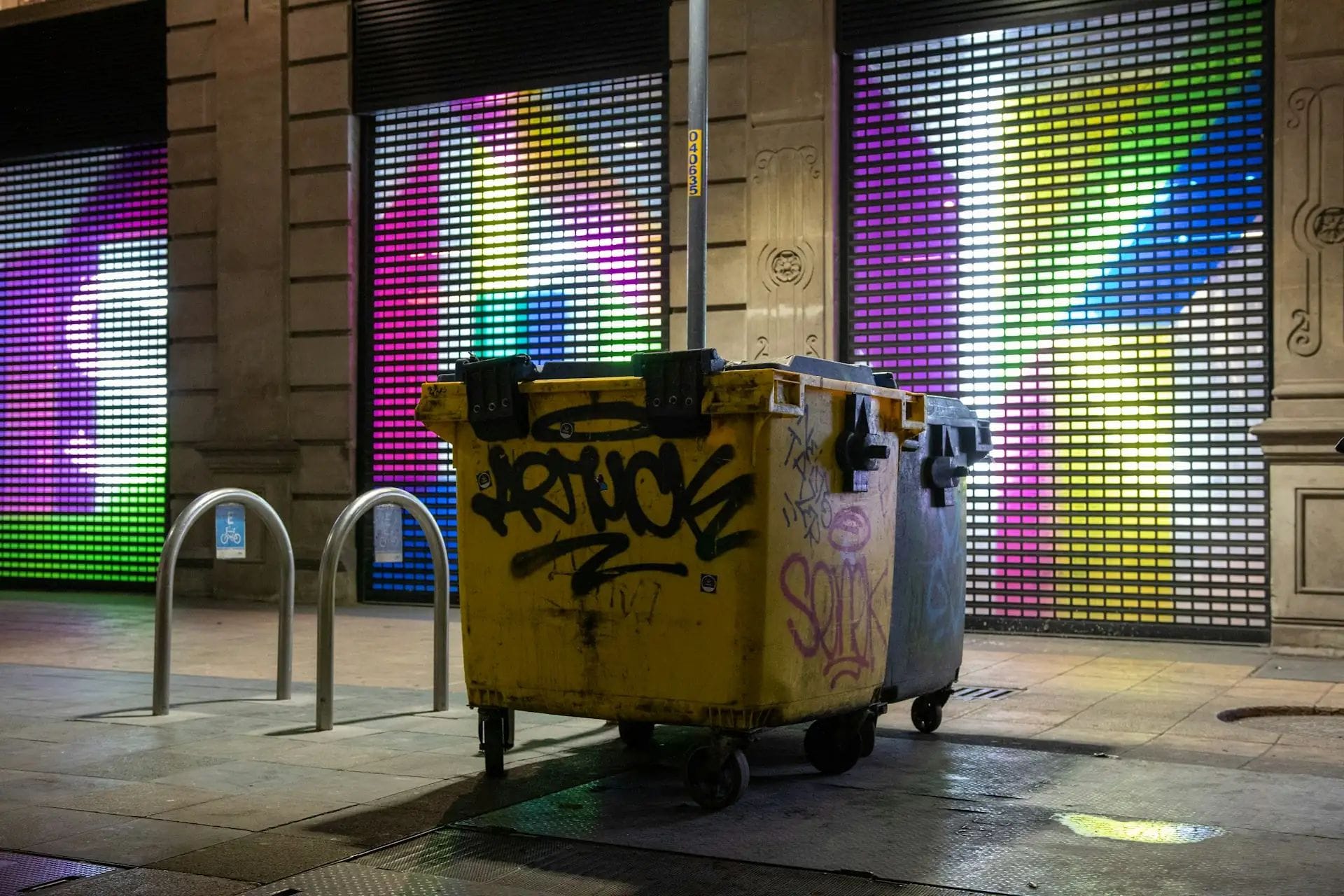 Barcelona vol canviar els contenidors de brossa per frenar els incendis provocats