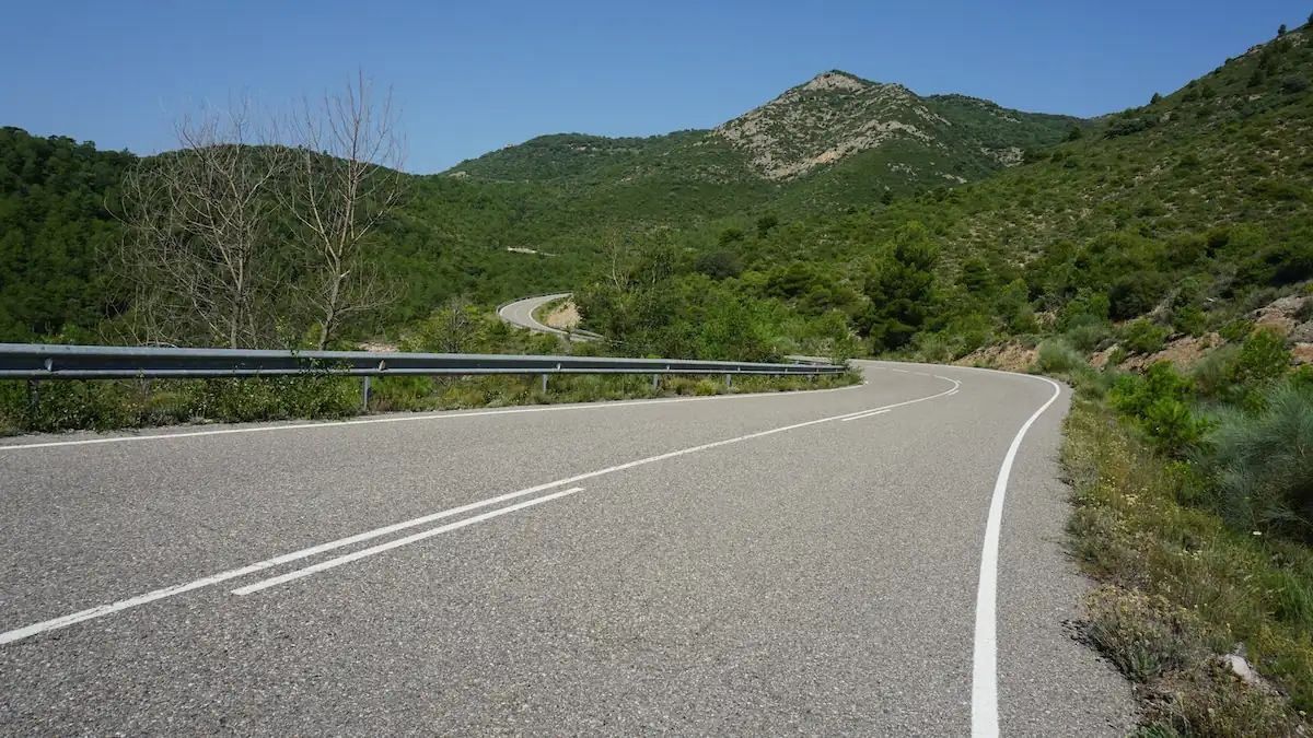 El incendio de Senet obliga a cerrar rutas y alerta a excursionistas