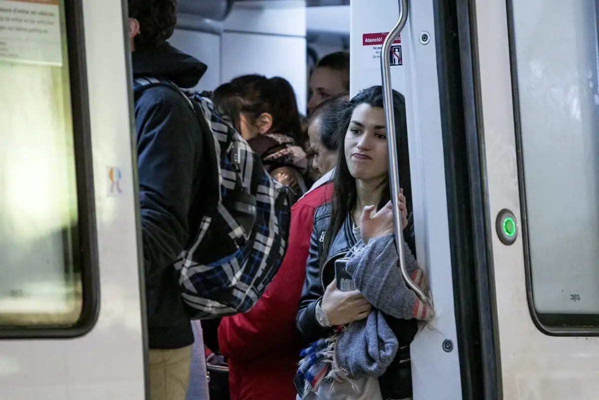 Corts inesperats en diverses línies del metro de Barcelona compliquen la mobilitat
