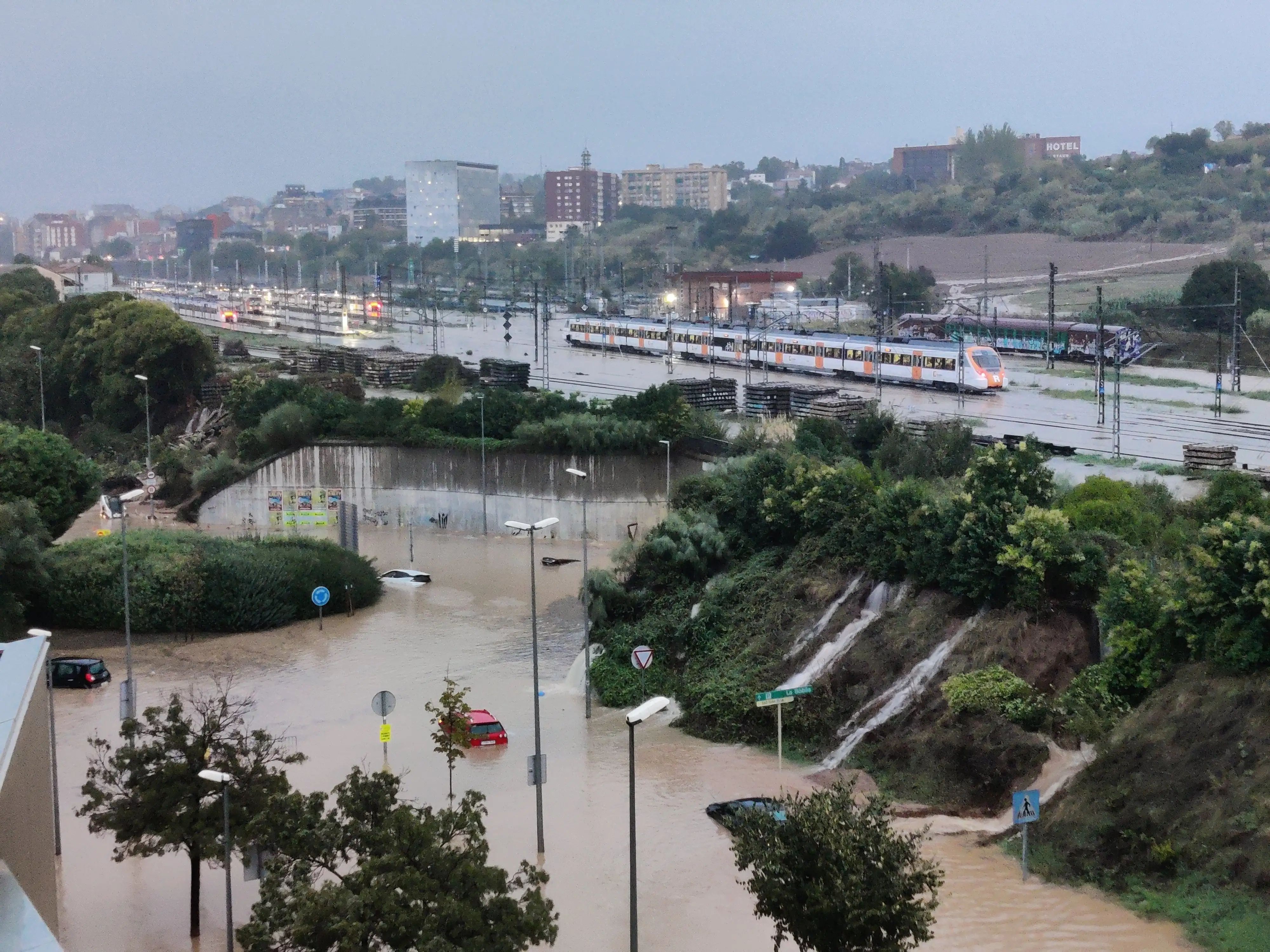 Un tren de la R2 Nord queda atrapat per les inundacions camí de Granollers