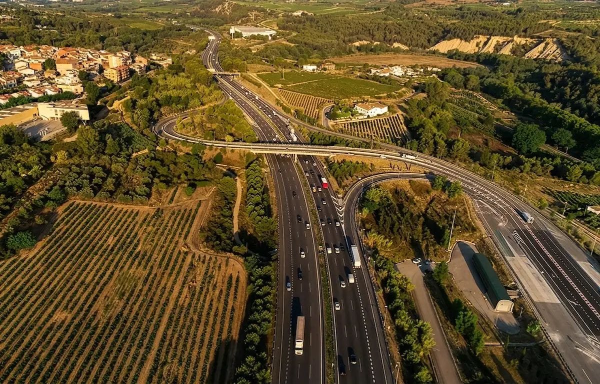 La AP-7 incorpora un sistema que detecta infracciones sin parar vehículos