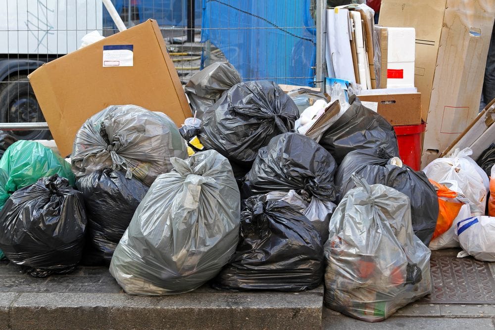 Basura desbordada en Sant Martí: la recogida neumática colapsa otra vez en Navidad