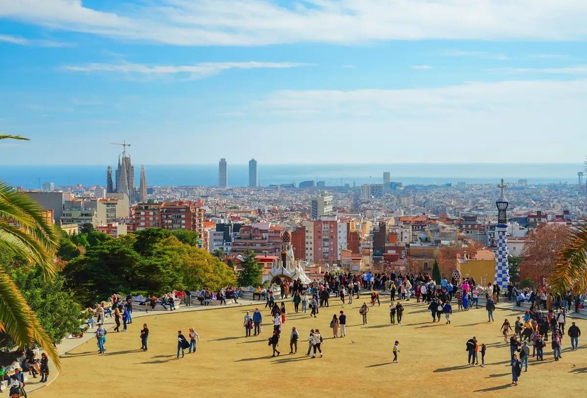 Barcelona gaudeix del sol i temperatures suaus abans d'un gir hivernal