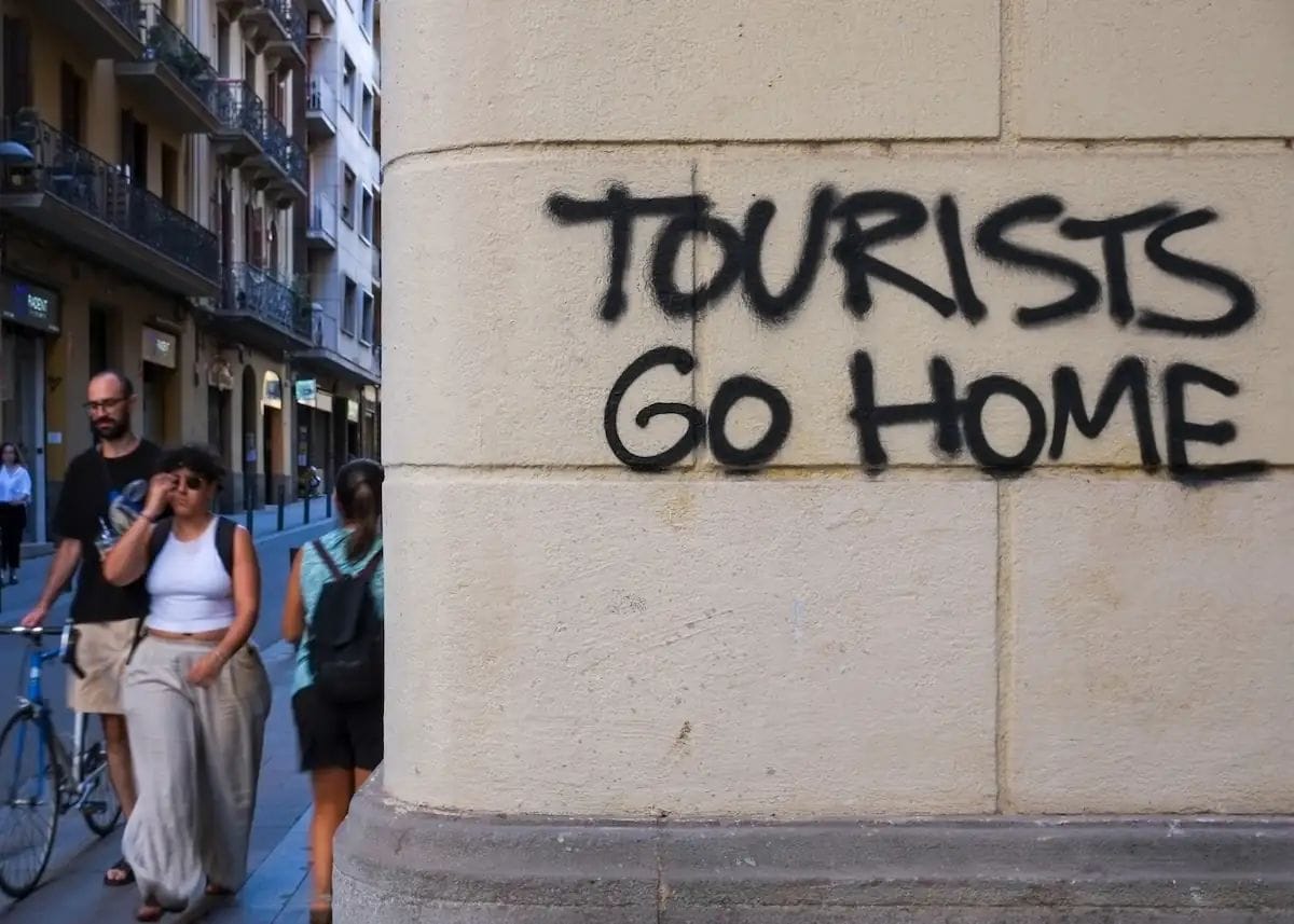 Barcelona torna a tensar-se pel turisme massiu i creix el malestar veïnal