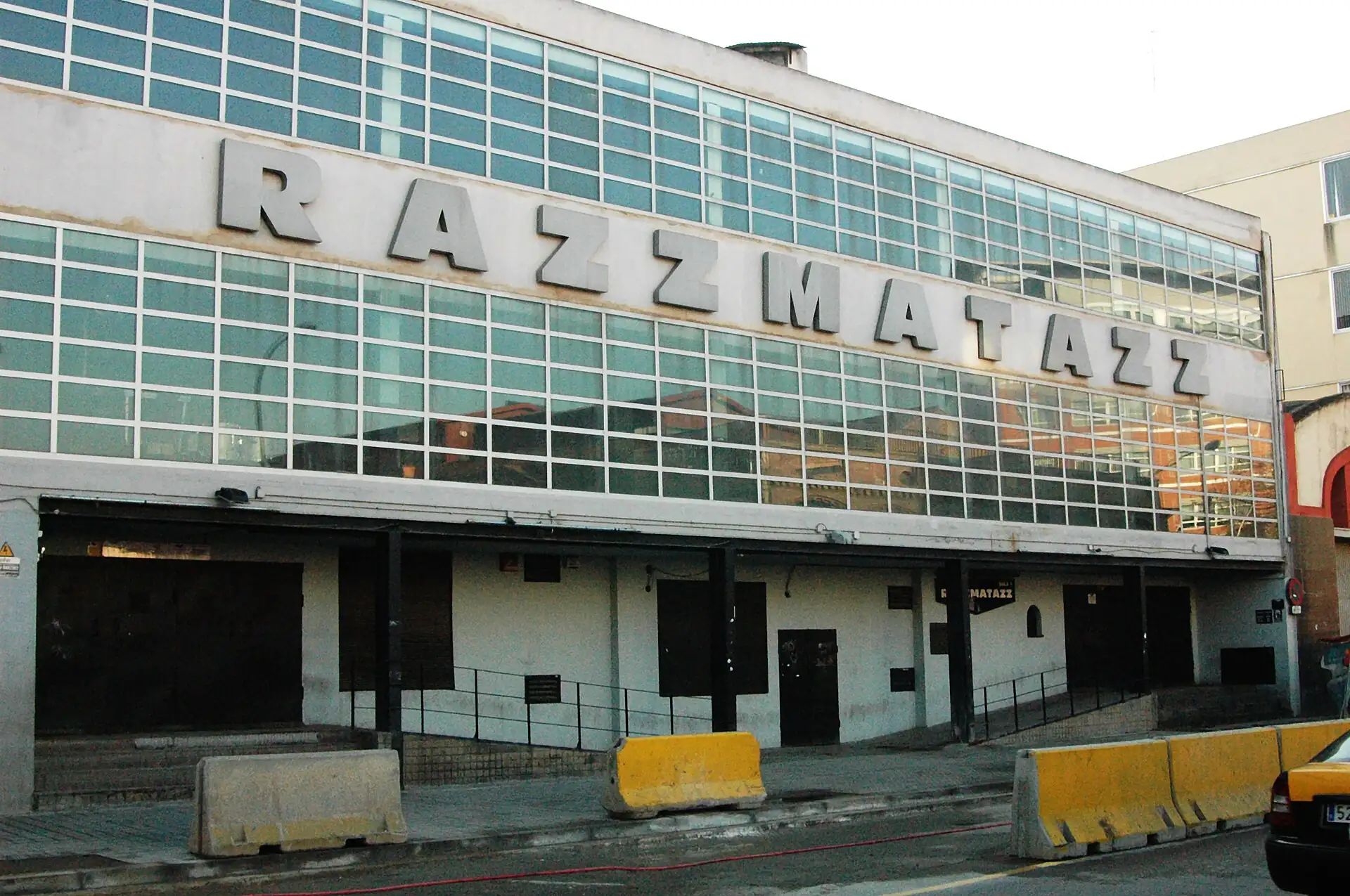 Entrada de la Sala Razzmatazz al carrer Almogàvers del Poblenou