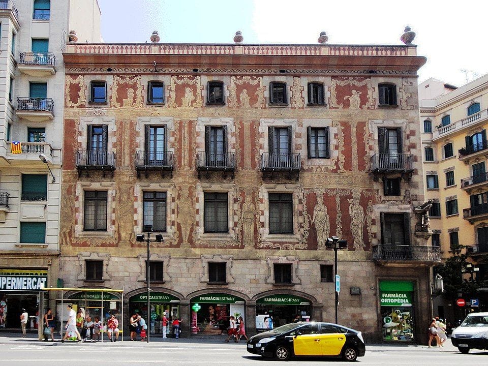 Façana amb esgrafiats de la Casa de la Seda al carrer Sant Pere Més Alt