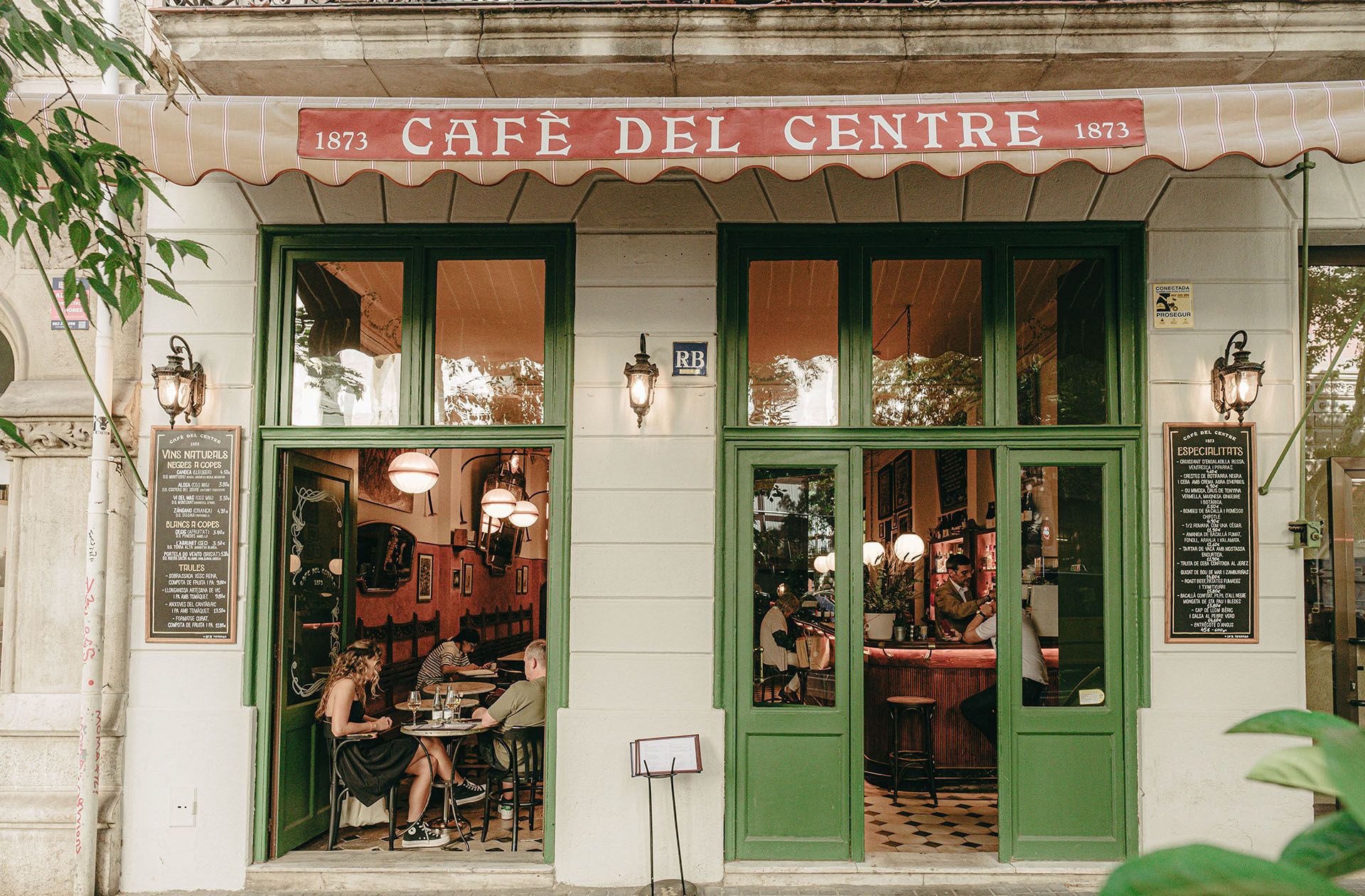 Barra de fusta centenària del Cafè del Centre al carrer Girona