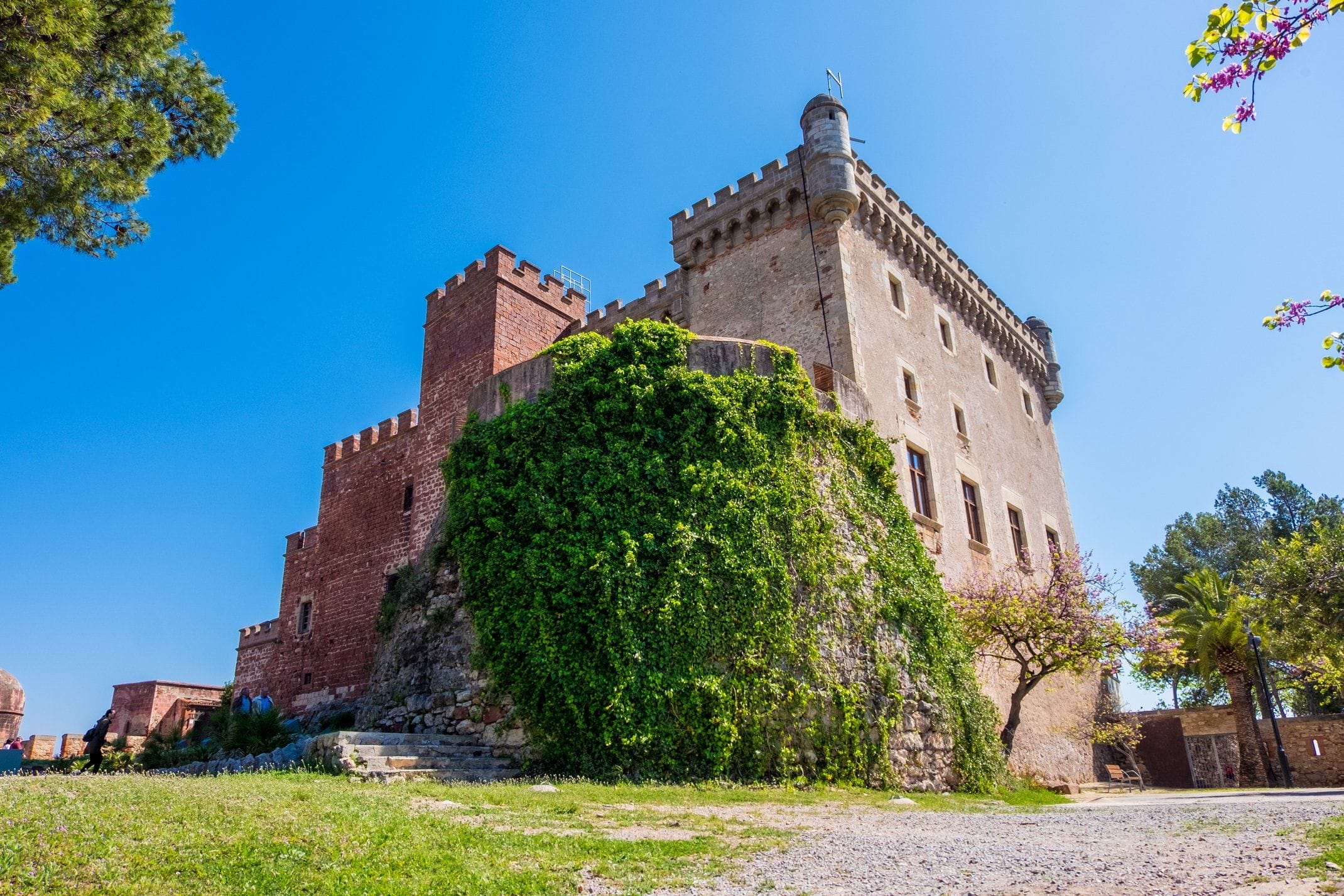 Torres i muralles del Castell de Castelldefels sobre la colina