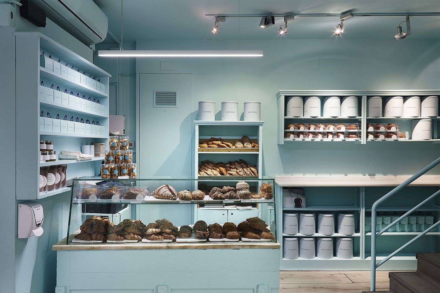 Croissants i bombons a la Pastisseria Hofmann del carrer Flassaders