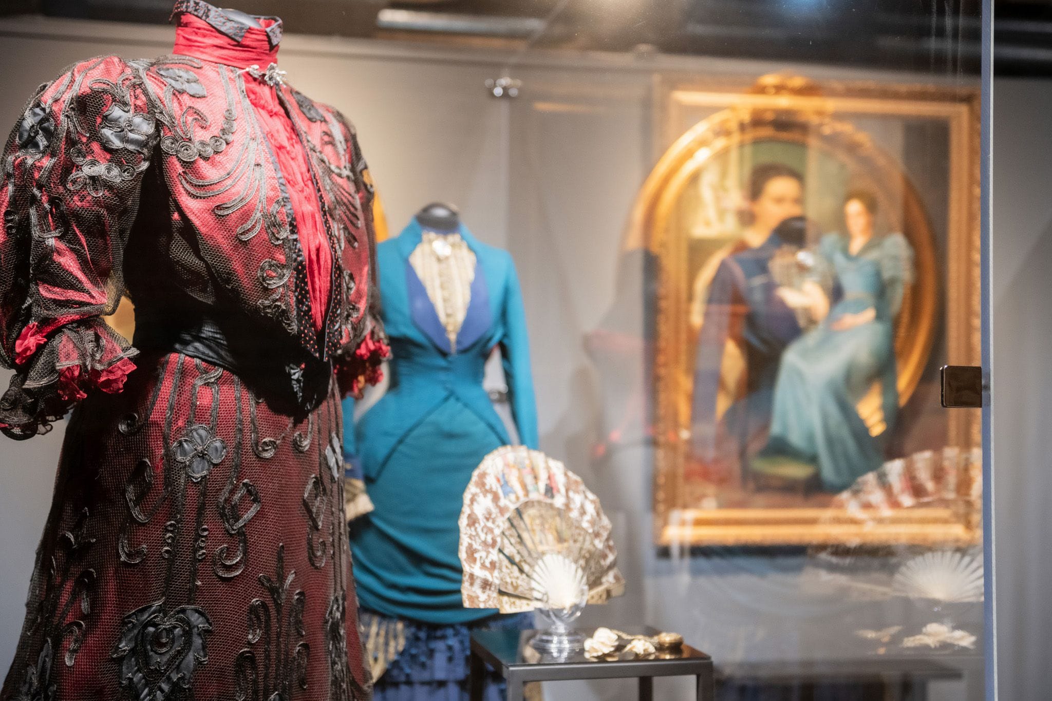 Sala d'exposició del Victoria Museum amb vestits del segle XIX