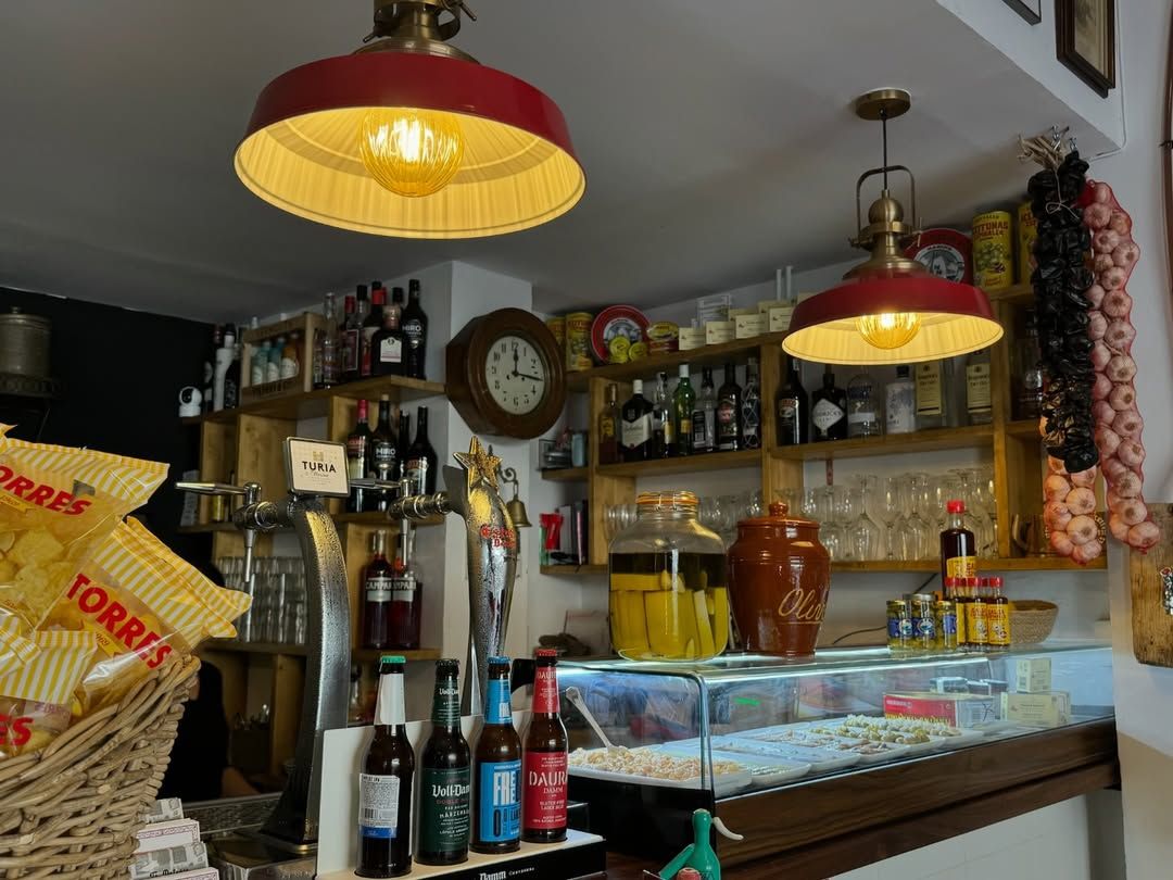 Interior de la vermuteria Santa Caterina al carrer Colomines
