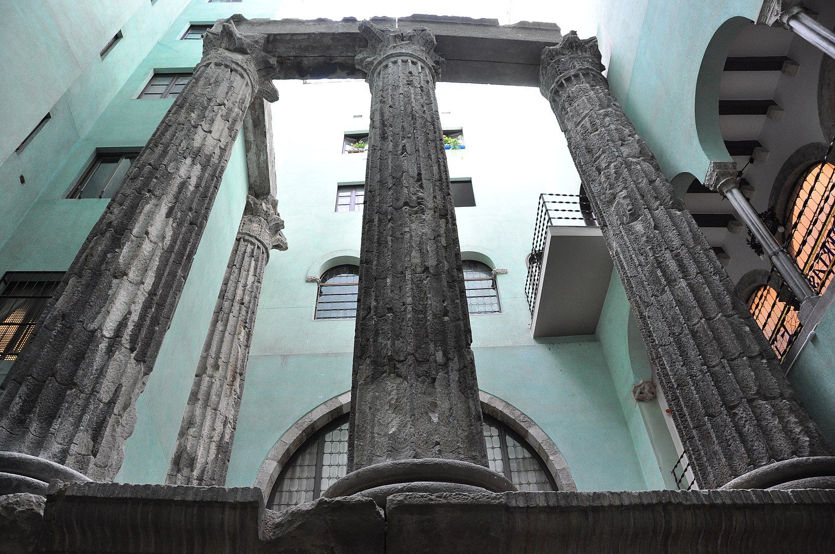 Columnes del Temple Romà d'August al carrer del Paradís