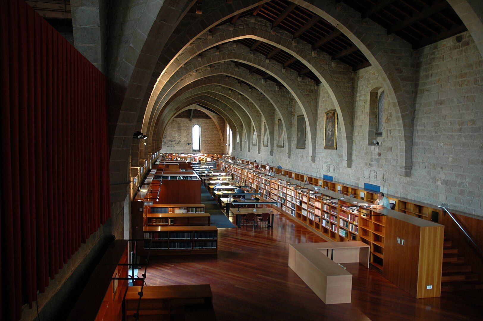 Sala de lectura de la Biblioteca de Catalunya a l'antic Hospital de la Santa Creu